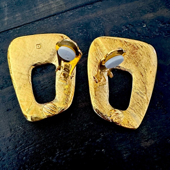 Vintage AVON Graphic Teal Coral Enamel Gold Tone ClipOn Earrings - Picture 3 of 4